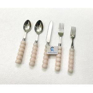 Ensemble de 5 couverts en acier inoxydable argenté avec manche en résine, idéal pour les mariages et les fêtes, vaisselle minimaliste polie miroir - Product Image 1