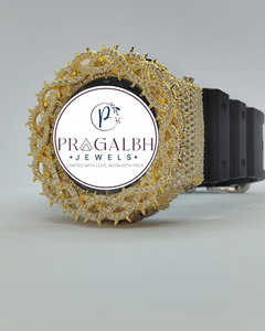 Montre Hip Hop pour Homme en Acier Inoxydable Doré avec Lunette Sertie de Diamants et Bracelet en Caoutchouc - Product Image 1