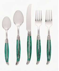 Ensemble de couverts élégants en acier inoxydable avec manches marbrées vertes, compatibles lave-vaisselle, pour utilisation sur table de mariage - Product Image 1