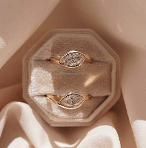 Bague en or jaune moderne avec diamant marquise et sertissage clos, élégante bague de fiançailles minimaliste pour femme, cadeau de joaillerie fine de luxe - Product Image 3