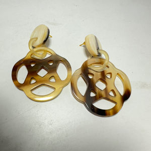 Boucles d'oreilles en corne naturelle pour femmes, bijoux sculptés en œil de buffle, taille personnalisée, agate d'Inde - Product Image 1