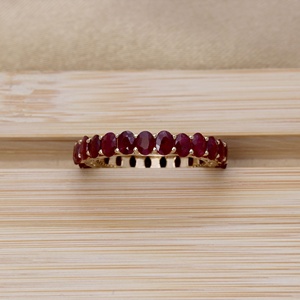 แหวนทองคำ 14k สีเหลืองประดับทับทิมรูปไข่ทรงโอวัลแบบเต็มวงจาก Memoria Jewels ขายส่ง - Product Image 2