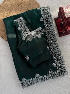 Sari vert émeraude en velours de soie, longueur ras du sol, séchage rapide, bordure florale perlée, style Banarasi, robe de mariée pour cérémonie - Product Image 5