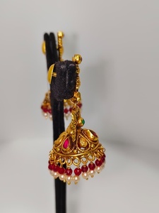 Pendientes Jhumka Antiguos de Oro Sólido de 22k con Motivo de Lakshmi Hechos a Mano, Joyería de Boda con Esmeraldas Verdes y Perlas Naturales - Product Image 3