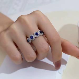 Bague d'éternité géométrique en moissanite plaquée rhodium, taille coussin, sertie à griffes, pour mariage et anniversaire, personnalisable - Product Image 1