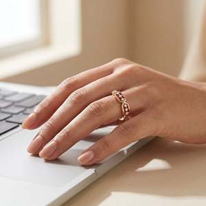 Anillo Moderno de Moissanita Geométrica con Engaste Hexagonal y Piedras Laterales Redondas, Joyería de Plata de Ley Chapada en Oro Rosa - Product Image 1