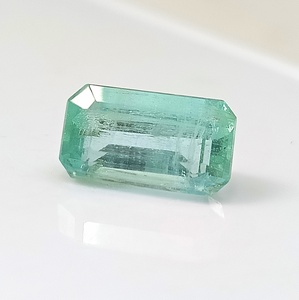 Esmeralda natural nigeriana de corte esmeralda de 5.70 ct, piedra preciosa facetada suelta (7.8x13.9x6.8 mm) - Product Image 5