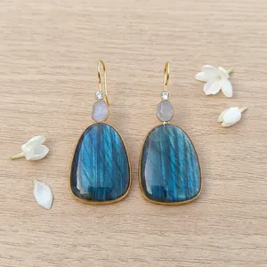 Pendientes Colgantes de Labradorita Natural con Diseño Moderno y Piedras de Luna, con Pequeños Circones Cúbicos, Chapados en Oro de 18k, Joyería Elegante Hecha a Mano - Product Image 5