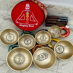 Juego de cuencos tibetanos de latón con símbolo de los siete chakras grabado, con estuche rojo, disponible a precios de mayorista. - Product Image 1