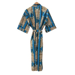 Kimono de Algodón con Estampado de Hojas Tropicales - Bata Larga Blanca con Diseño Botánico - Product Image 2