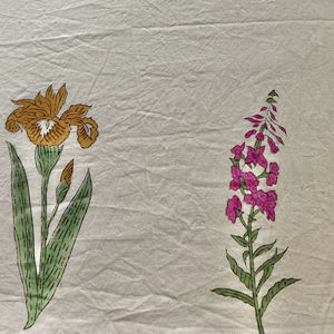 Tela de Algodón Estampada a Mano con Diseño Minimalista de Motivos Florales Botánicos - Product Image 2