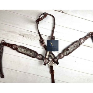 Conjunto de Collarín y Arnés de Cuero Marrón Estilo Western con Incrustaciones de Pelo de Vaca y Conchos Florales, Hecho a Mano, para Caballos - Product Image 1