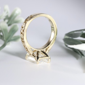 Anillo de boda solitario para mujer de oro amarillo de lujo, con corte radiante, engaste de cuatro puntas tipo catedral, estilo vintage y intrincado diseño floral tallado. - Product Image 3