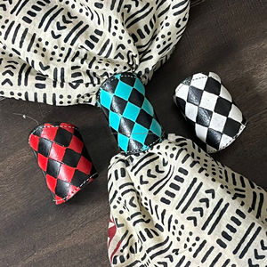 Porta Bufandas de Cuero Vacuno Genuino con Diseño Bohemio Occidental, Cuadros Turquesa y Grabado a Mano, para Vaqueras - Product Image 5