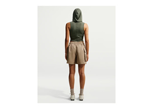 Haut court à capuche vert olive uni pour femme avec short cargo beige, tenue de sport respirante en spandex - Product Image 2