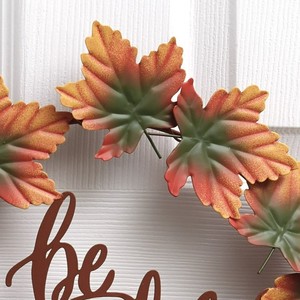 Magnifique couronne de feuilles d'érable en métal avec inscription « Be Thankful », parfaite pour la décoration de la porte d'entrée pour Thanksgiving et les fêtes d'automne. - Product Image 4