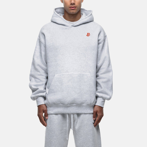 Ensemble de survêtement moderne gris clair pour homme avec broderie minimaliste sur la poitrine, coupe décontractée et confortable - Product Image 1
