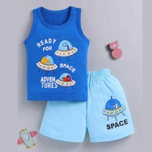 CARRYDREAMS Conjunto de Camiseta sin Mangas y Pantalones Cortos de Algodón para Niños, Estampado de Dibujos Animados de Aventuras Espaciales, Ropa Casual de 1 a 7 Años, Modelo CPBY0118-BLUE, Hecho en Occidente - Product Image 1
