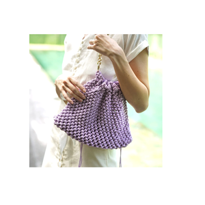 Sac bandoulière en macramé à thème attrayant pour femme, tissé à la main en coton, avec pompons décoratifs - Product Image 1