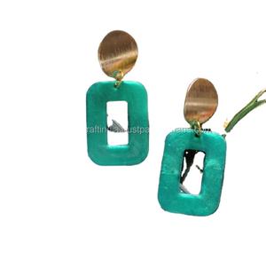 Pendientes Colgantes Geométricos Rectangulares de Moda Vintage 2024, Artesanía de Resina Epoxi Dorada para Mujeres y Niñas por UCI - Product Image 6