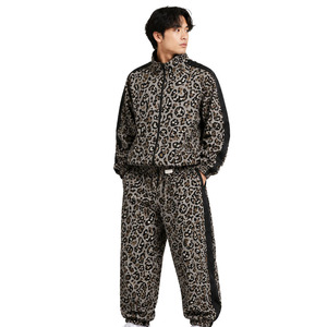 Ensemble survêtement coupe-vent style vintage imprimé léopard personnalisé, veste zippée intégrale et pantalon de jogging, OEM, marque privée, streetwear, vente en gros - Product Image 4