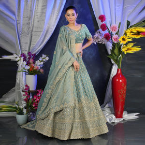 Ensemble Lehenga Choli de créateur avec finition effet mousse, ornements Zari anciens et bordure richement travaillée, et dupatta, pour femme, idéal pour les occasions festives - Product Image 3