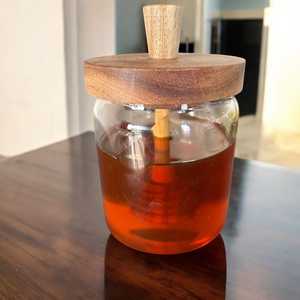 Pot à miel en verre avec couvercle en bois et cuillère distributrice : Rangement rustique pour la cuisine - Product Image 4