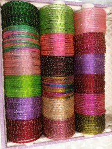 Bracelets en verre goutte de pluie de qualité supérieure, 18 douzaines, avec 16 bracelets en cristal Ghungroo du Cachemire, présentés dans une magnifique boîte, idéaux pour les mariages - Product Image 4
