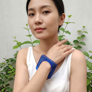 Bracelet carré en résine époxy fait main, motif circulaire bleu, décoration artistique, artisanat pour la maison - Product Image 1