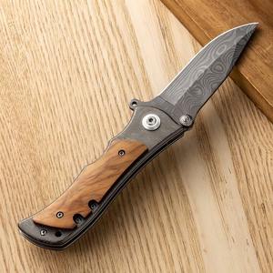 Couteau pliant de défense personnelle avec manche en bois d'olivier gravé, motif Damas au laser, couteau de poche tactique de survie en plein air pour le bushcraft - Product Image 3