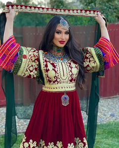 Robe traditionnelle afghane en mousseline de soie Kuchi, ornée de broderies complexes en velours uni, longueur ras du sol. - Product Image 3