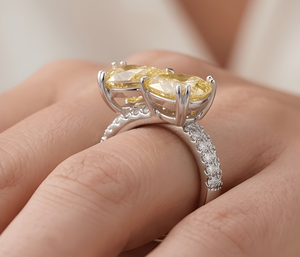 Bague de fiançailles de luxe en or blanc avec diamant de laboratoire jaune fantaisie taille poire et pierres latérales rondes brillantes pour femme - Product Image 3