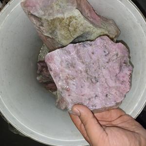 หินมูนสโตนสีชมพูดิบ คริสตัลเฟลด์สปาร์ธรรมชาติ ขายส่งจำนวนมาก หินดิบสำหรับเจียระไน - Product Image 1