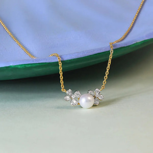 Collar de Diamantes con Piedras Blancas Florales Dobles, Detalles de Flores Esculpidas y Diseño Central Elegante - Product Image 1