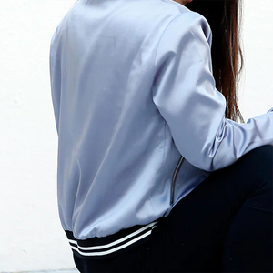 เสื้อแจ็คเก็ตบอมเบอร์ผ้าซาตินสีเงินน้ำเงินสำหรับผู้หญิง  ลายทาง  แบบวาร์ซิตี้  ซิปหน้า  ผ้าไหมเงา  สไตล์นักบิน  เสื้อคลุม - Product Image 5
