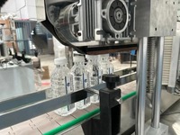 Machine d'étiquetage automatique électrique pour bouteilles carrées en plastique avec applicateur d'autocollants haute précision pour l'emballage des boissons