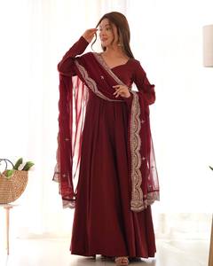 Conjunto de Kurta Anarkali de Seda Chanderi Romana Pura Color Granate con Dupatta Bordada, Largo hasta el Suelo, de Secado Rápido, para Mujer, Estilo Indio - Product Image 5