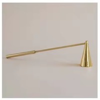 Minimalistischer Metall-Kerzenlöscher mit langem Griff, sauberem Design und als Wohnaccessoire