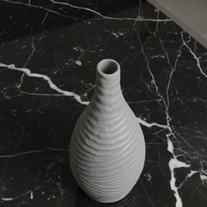 Florero de Metal Blanco Mate Texturizado de Lujo, Elegante Diseño Ondulado Hecho a Mano, Centro de Mesa Moderno para Decoración del Hogar, Unidad Individual - Product Image 2