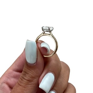 Élégante bague de fiançailles bicolore avec diamant de laboratoire taille coussin allongée de 2 carats et sertissage surélevé - Product Image 4