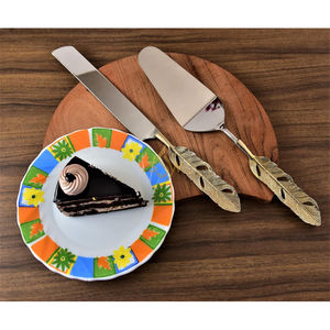 ชุดเซิร์ฟเค้กงานแต่งงานด้ามจับทองเหลืองหรูหรา พร้อมด้ามจับลายใบไม้ตกแต่ง ชุดของขวัญชีส วัสดุทองเหลืองและเหล็ก - Product Image 1