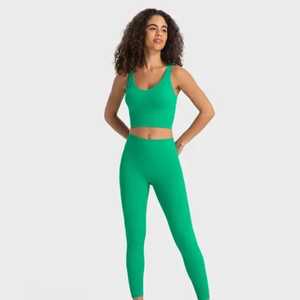 Ensemble de yoga pour femmes, couleurs unies simples, respirant, vêtements de sport et de fitness, ensemble 2 pièces pour le sport et la course à pied. - Product Image 1