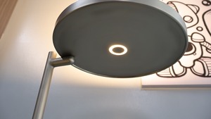 Lampe sur pied minimaliste moderne pour mère et fils, abat-jour en métal, base LED, lumière blanc chaud 2700K, usage résidentiel, Lumetal Vietnam - Product Image 4