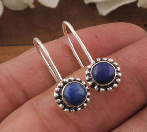 ต่างหูห้อยประดับพลอยลาพิสลาซูลีธรรมชาติ ทำด้วยมือ เงินสเตอร์ลิง งานวินเทจ เครื่องประดับงานแต่งงาน ดีไซเนอร์ - Product Image 1
