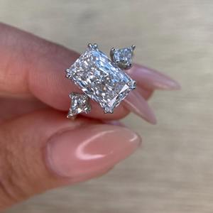 Anillo de compromiso de diamante de 5.50 quilates con corte radiante alargado, cultivado en laboratorio, con tres piedras y cortes laterales en forma de cometa, oro blanco de 14K, certificado IGI - Product Image 3