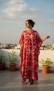 ผ้าคัฟตันโบฮีเมียนคุณภาพสูง เป็นมิตรกับสิ่งแวดล้อม ผ้าฝ้ายแท้ 100% ลายมัดย้อม แต่งลูกไม้ ความยาวแบบแม็กซี่ เอวยางยืด แขนทรงโดลมัน คอวี - Product Image 4