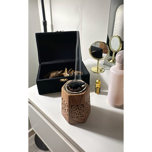 Brûleur d'encens en bois artisanal de forme hexagonale avec des sculptures géométriques, rehaussez votre espace avec cette élégante pièce d'aromathérapie - Product Image 6