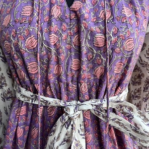 เดรสยาวผ้าฝ้ายพิมพ์ลายบล็อก รุ่นใหม่ล่าสุด สำหรับใส่หน้าร้อน ไซส์ใหญ่ คอวี แขนยาว สำหรับผู้หญิง - Product Image 3