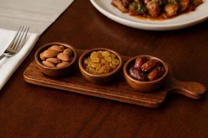 Bandeja de Madera de Acacia para Servir Frutos Secos con 3 Tazones |   Bandeja de Madera Sólida para Aperitivos, para Mesa de Té, Decoración del Hogar y Regalos - Product Image 3