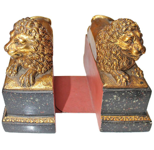 Des serre-livres grandioses en forme de lion doré, reposeurs sur des socles noirs marbrés, pour un look majestueux. Disponible aux prix de gros. - Product Image 1